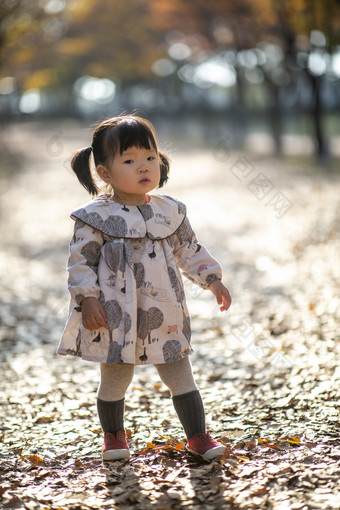 可爱的小女孩在公园玩耍