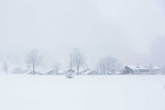 冬季寒冷风雪中的<strong>小屋</strong>摄影图片