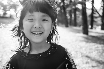 黑白图片小女孩开心笑容