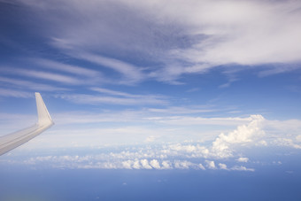 飞机飞过云层云海变动
