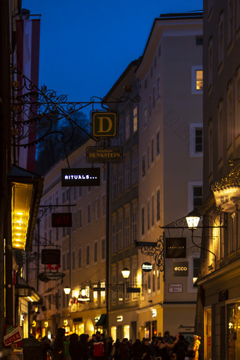 夜幕降临时的街道和游客