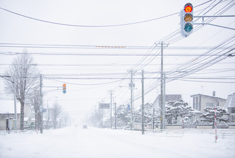 冬天城市下雪马路红绿灯