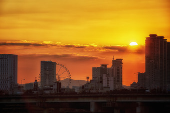 金色大气的城市建筑群