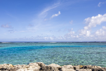 天空海大海清澈蓝色海水海面石块