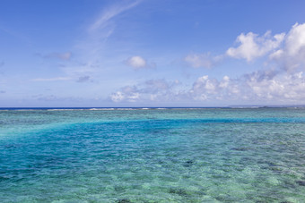 海大海清澈蓝色海水海面摄影图