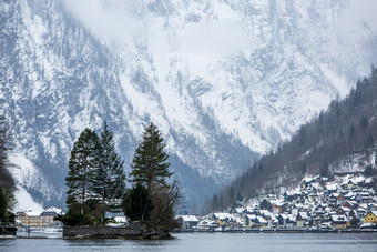 积满雪花的山林湖泊和建筑群