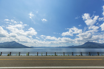 从公路眺望远处大山