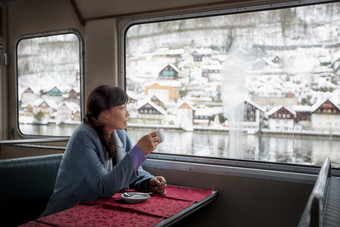坐在小船上客咖啡游览的乘客