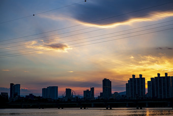 金色天空阳光下的建筑群