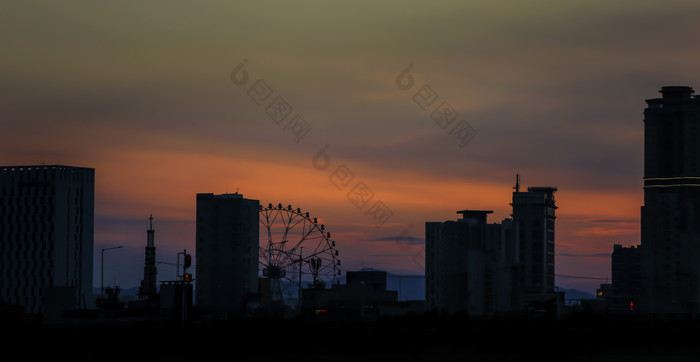 落日余晖中的城市建筑剪影