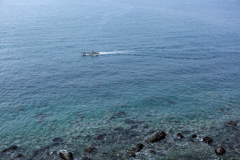 蓝色的大海和海面上的一艘船