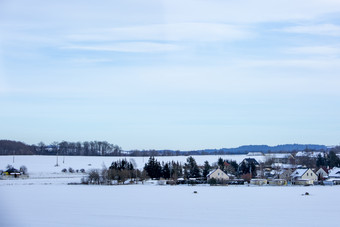 雪地里的静谧的小村落