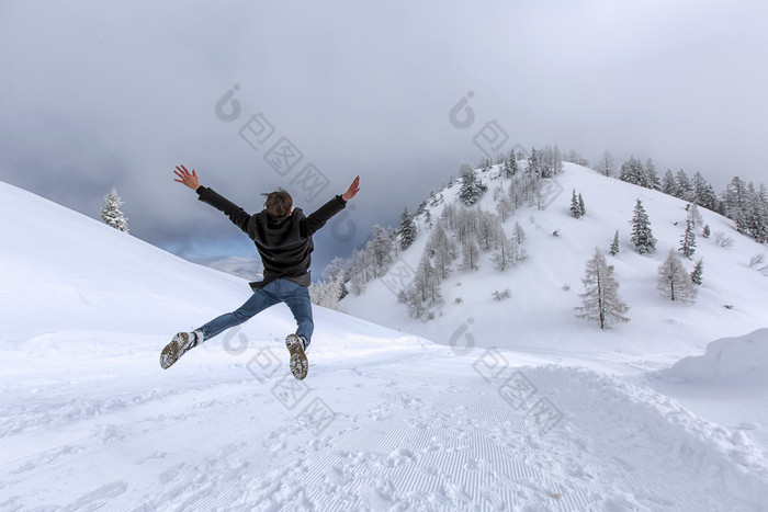 在雪中腾空飞起的人