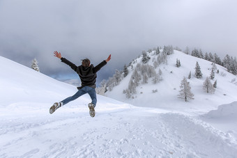 在雪中腾空飞起<strong>的人</strong>