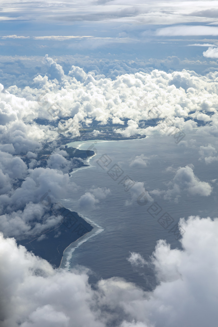 航拍岛屿海岸线白云蓝天