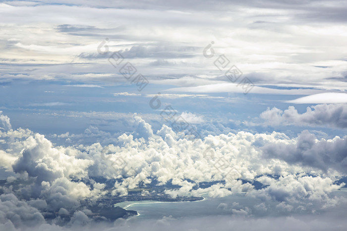 航拍岛屿海岸线白云
