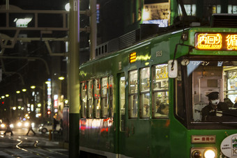 <strong>城市</strong>里冬日车水马龙<strong>公交车</strong>