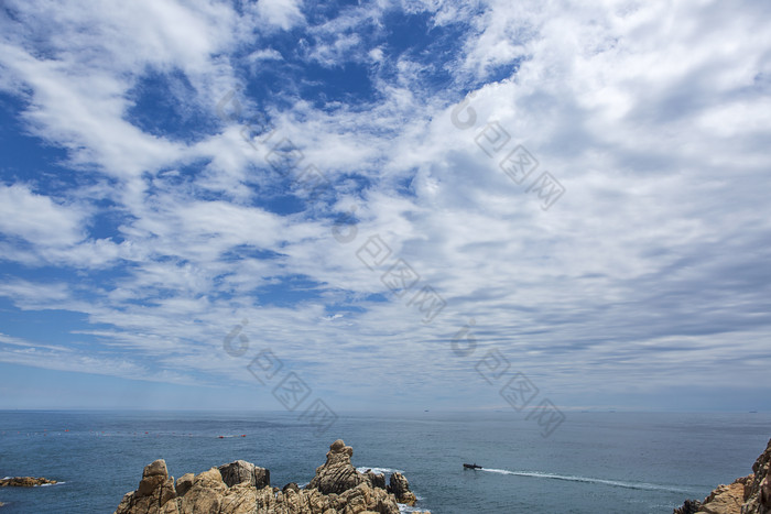 站在礁石上看蓝天流动的云海高清图片下载-包图网