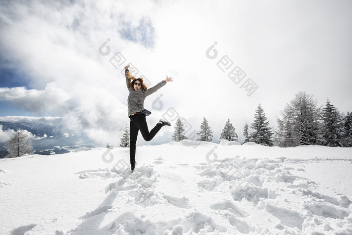 在雪地里跳跃的人