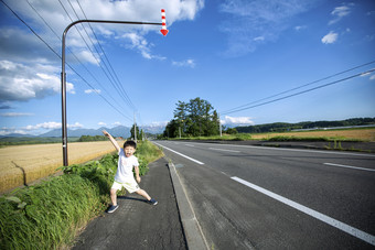 蓝天白云公路的小孩