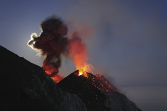 火山<strong>喷发</strong>熔浆<strong>岩浆</strong>摄影插图