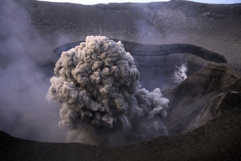 火山烟雾浓烟摄影插图