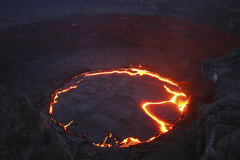 火山熔浆湖摄影图