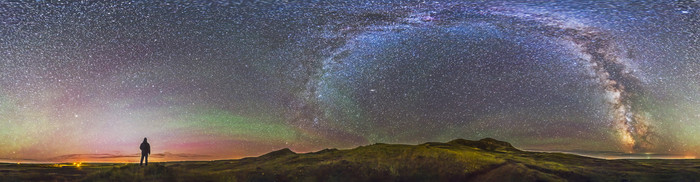 天空中夜晚星云摄影图