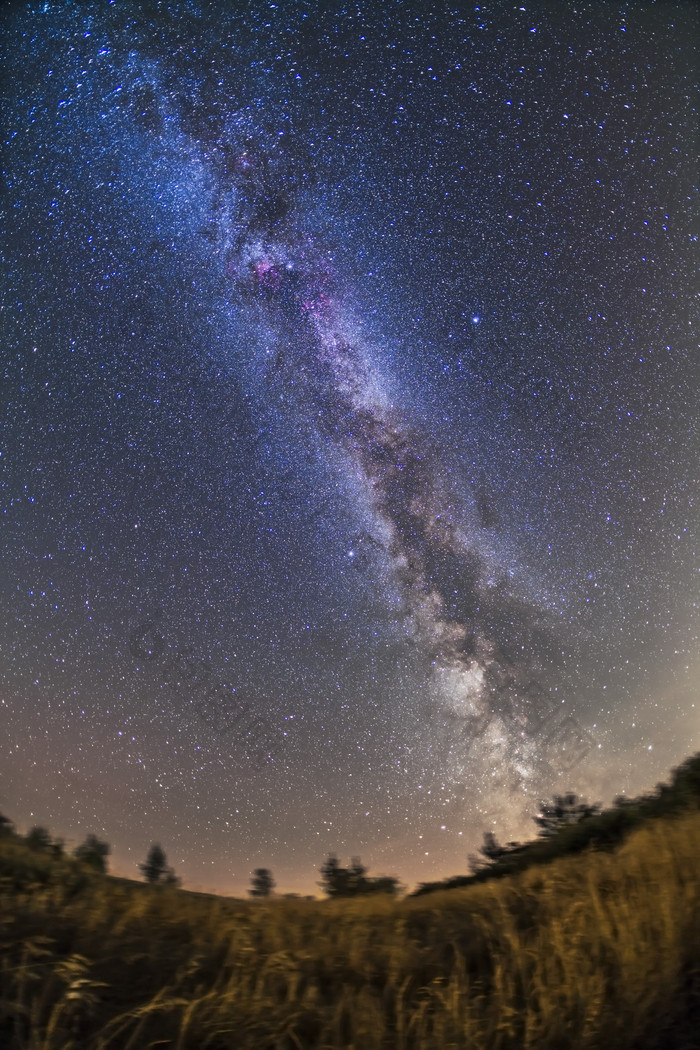 夜晚星空下的田野风光