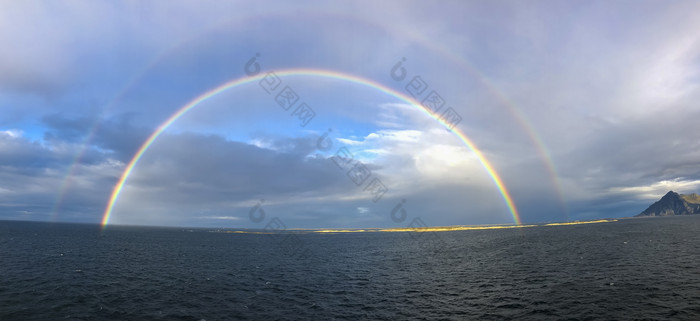双彩虹灿烂的挪威