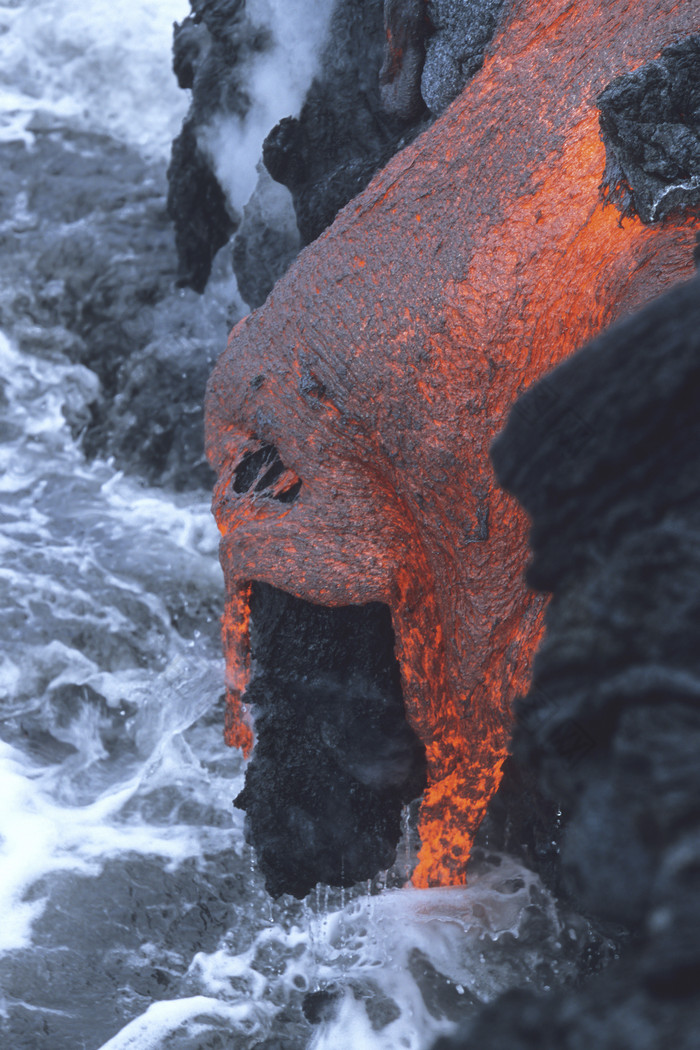 岩浆流入海中摄影插图