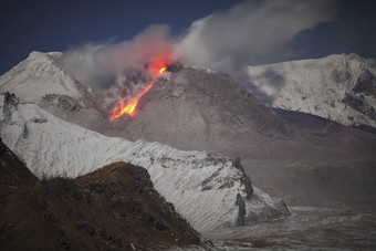 火山爆发摄影插图