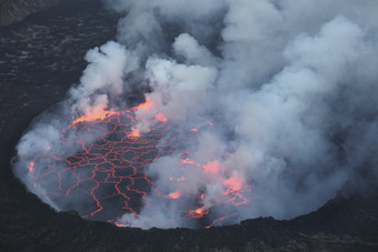 火山爆发熔浆摄影插图