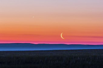 夕阳下的<strong>一轮月亮</strong>和风景