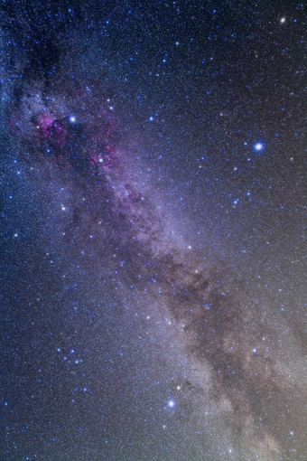 夜晚星空中的蓝色夜景