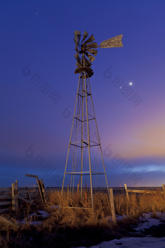 <strong>夜晚星空</strong>下<strong>的</strong>风力发电机