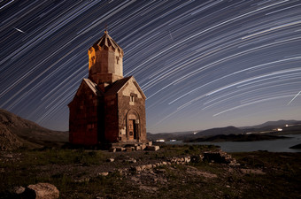 大型建筑物上空的<strong>流星</strong>雨图