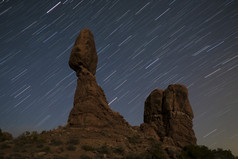 山脉岩石夜景摄影图