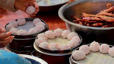 餐饮厨师手工制作蒸糯米圆子丸子美食实拍