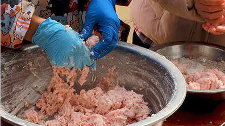 餐饮厨师手工制作蒸糯米圆子丸子美食实拍