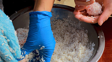 餐饮厨师手工制作蒸糯米圆子丸子美食实拍