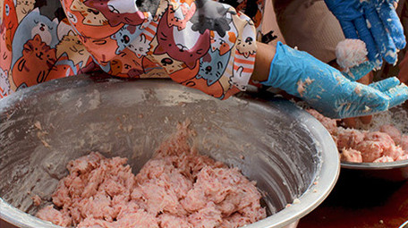 餐饮厨师手工制作蒸糯米圆子丸子美食实拍