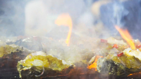 餐饮美食夜市美食街烤生蚝蒜蓉生蚝4K实拍