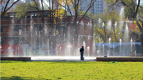 人文休闲生活亲子朋友散步玩耍公园喷泉实拍