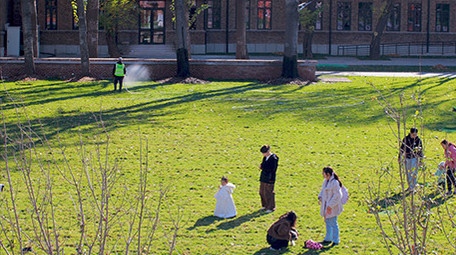 人文休闲生活亲子朋友散步玩耍公园喷泉实拍