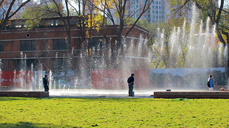 人文休闲生活亲子朋友散步玩耍公园喷泉实拍