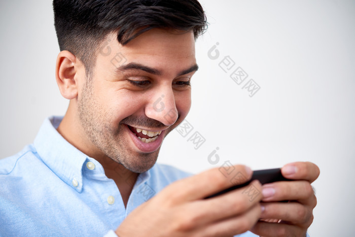 打游戏的成年男人
