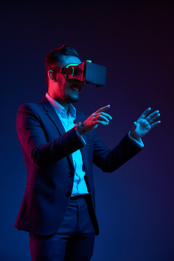 体验VR技术的商务男士