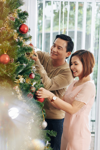 装饰圣诞树的亚洲中年夫妻