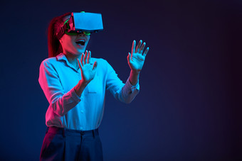 戴VR眼镜探索摸索的女人